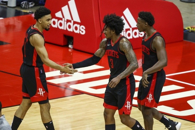  基尔后卫默契十足，零封领头羊展现铁血防守